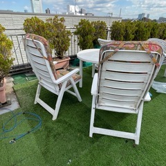 デッキチェアとクッションの画像