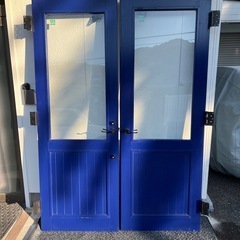 オシャレな両開き玄関扉の画像