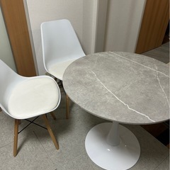 テーブル、椅子セットの画像