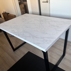 ダイニングテーブルの画像