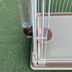 ペット用ゲージ、給水ボトルの画像