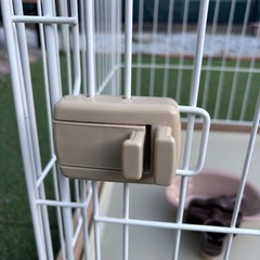 ペット用ゲージ、給水ボトルの画像