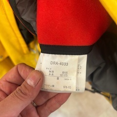 黄色のスキーウェア上下セットです。﻿の画像