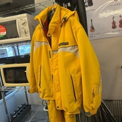 黄色のスキーウェア上下セットです。﻿の画像