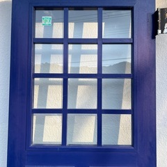 オシャレな木製玄関扉の画像