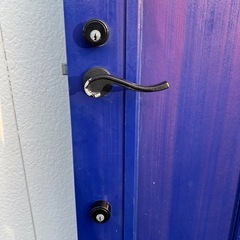 オシャレな木製玄関扉の画像