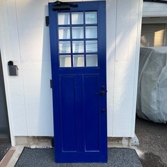 オシャレな木製玄関扉の画像