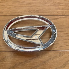 ミライースフロントエンブレム交換の画像