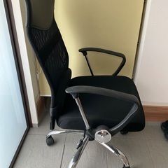 美品⭐️デスクチェアー肘付メッシュバック　ハイバック⭐️椅子　パソコンデスクにの画像