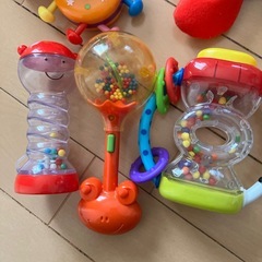 ベビー用プレイマットとおもちゃの画像