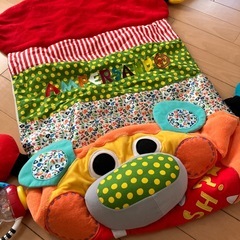 ベビー用プレイマットとおもちゃの画像
