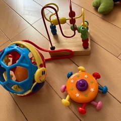 ベビー用プレイマットとおもちゃの画像