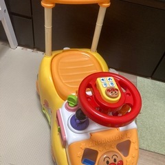 アンパンマン よくばりビジーカーDX 足けリ乗用玩具 押し棒ガード付きの画像