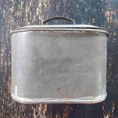 シャビーなブリキの小物入れの画像