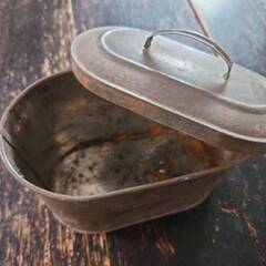 シャビーなブリキの小物入れの画像