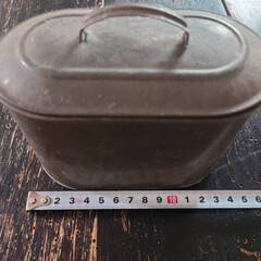 シャビーなブリキの小物入れの画像