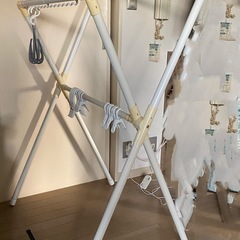 折りたたみ式のX型物干しスタンドの画像
