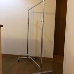 衣類などを掛ける金属製ラックの画像