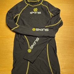 SKINS スポーツウェア　メンズS sizeの画像