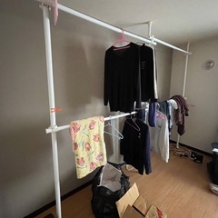 突っ張り棒ハンガーラックの画像