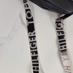 トミーヒルフィガー ショルダーバッグの画像