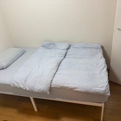 ベッドフレームとマットレスの画像
