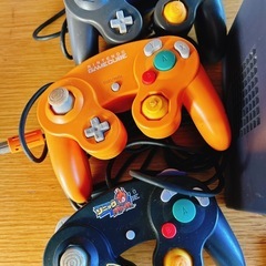 ゲームキューブ コントローラー×3 メモリーカード×2 じジャンクの画像