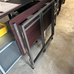 折りたたみ式テーブルの画像