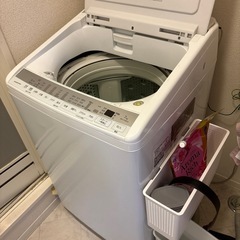 食器棚、テーブルセット、洗濯機、電子レンジの画像