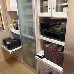 食器棚、テーブルセット、洗濯機、電子レンジの画像