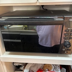 食器棚、テーブルセット、洗濯機、電子レンジの画像