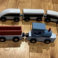 木製レールと電車セットの画像