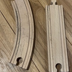 木製レールと電車セットの画像