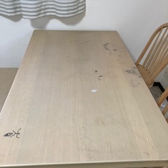 落書きあり、4人用ダイニングセットの画像