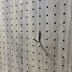 ペグボードラック 壁面 幅55cm つっぱり 収納 薄型 突っ張り スリム おしゃれ 棚 ディスプレイラック キッズ ハンガーラック パーテーション 収納 マガジンラック シェルフ 北欧 食器棚 オシャレ お洒落 隙間収納 すきま収納 ペグボード 有孔ボードラック 有孔ボード モダンの画像