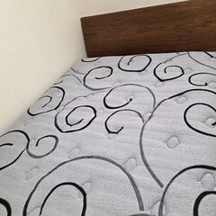 無印ベットフレームとシモンズマットレスの画像