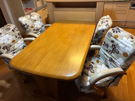木製ダイニングテーブルと椅子セット