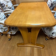 木製ダイニングテーブルと椅子セットの画像