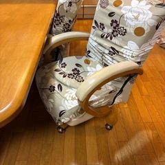 木製ダイニングテーブルと椅子セットの画像