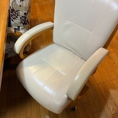 木製ダイニングテーブルと椅子セットの画像