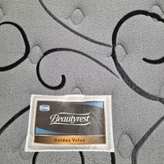 無印ベットフレームとシモンズマットレスの画像