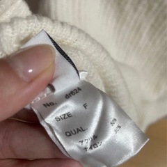 白のセーターの画像