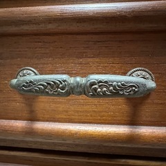 アンティーク調の取っ手つき付き♪引き出し4段の棚 幅約121cmの画像