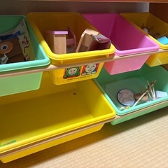 おもちゃ収納棚の画像