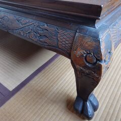 手彫り彫刻テーブルの画像