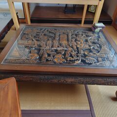 手彫り彫刻テーブルの画像