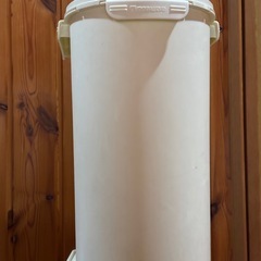 正規品　 Tupperware 米びつの画像