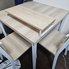 机と椅子2つ、小さなダイを無料で配布します。の画像