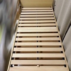 シングルのベッドフレームの画像