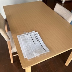 ダイニングテーブルと椅子×2の画像